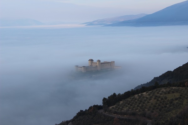 Foto del Giorno, Rocca in un mare di nebbia di Leonardo Barboni