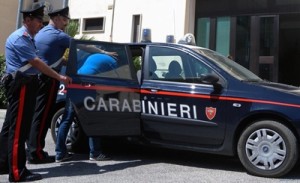 Entra in banca con un revolver carico