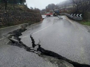 La frana sulla strada per Acquasparta