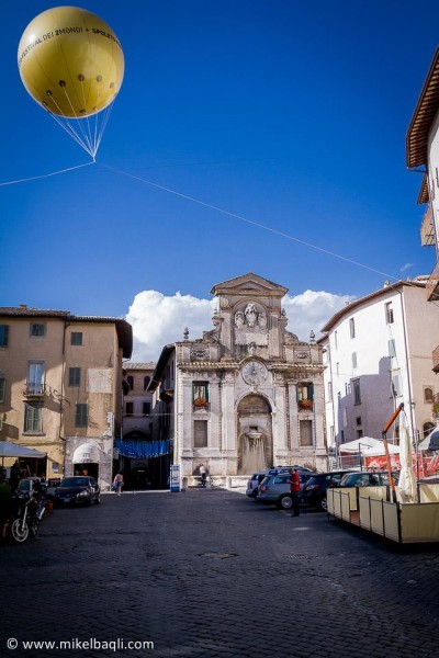 Spoleto, la foto del giorno è piazza del Mercato di Mikel Baqli