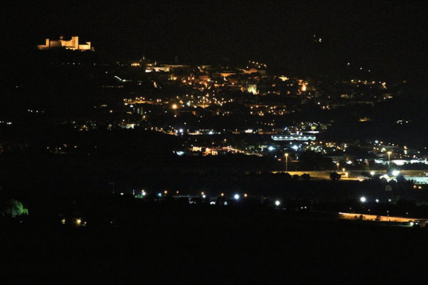 Spoleto di notte, la foto del giorno è di Adriano Fortunati