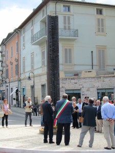 Spoleto, la Colonna del viaggiatore è tornata al suo posto 