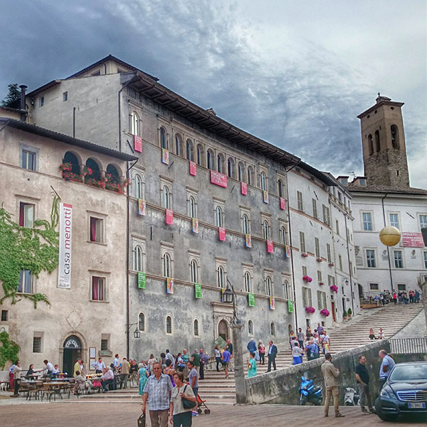 Spoleto, Piazza Duomo a colori di Roberto Mazzanti