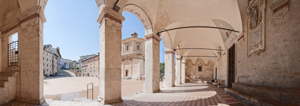 Spoleto, la foto del giorno è una panoramica di piazza Duomo di Dario Prinari