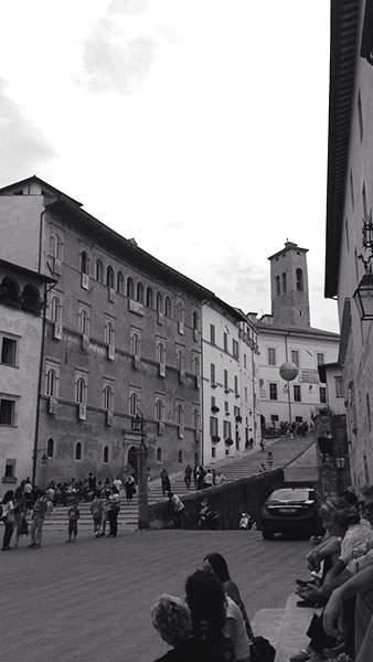 Spoleto, la foto del giorno è piazza Duomo in bianco e nero di Maria Letizia Mancini