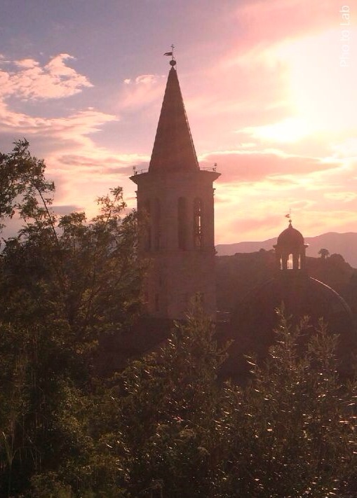 Spoleto, la foto del giorno è "Il campanile al tramonto" di Chiara Mosca