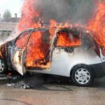 Auto in fiamme 