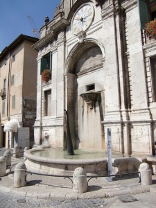 Spoleto, turista fa il bagno nella fontana 