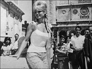 Brigitte Bardot in piazza Duomo a Spoleto 