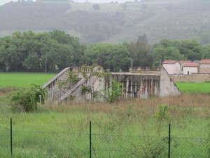 Tra la quattro corsie e il cimitero di Eggi