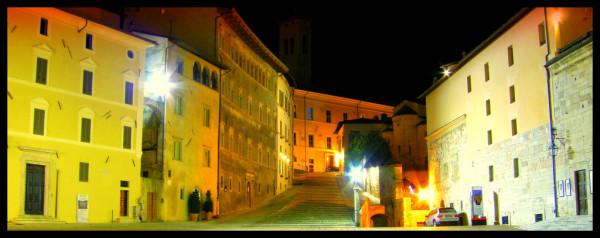 Il Duomo di Spoleto di notte, la foto del giorno è di Piero Errera