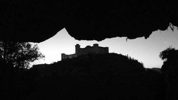 Spoleto, la foto del giorno è "La Rocca dalla caverna" di Niccolò Marchi