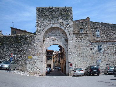 Spoleto Via esterna delle Mura con Porta