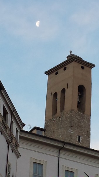 Spoleto, luna curiosa in Comune di Pierina Neri