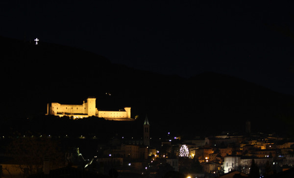 Spoleto, la foto del giorno è una panoramica notturna di Leonardo Barboni