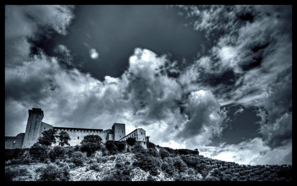 Spoleto, la foto del giorno è "La Rocca tra le nuvole" di Piero Errera