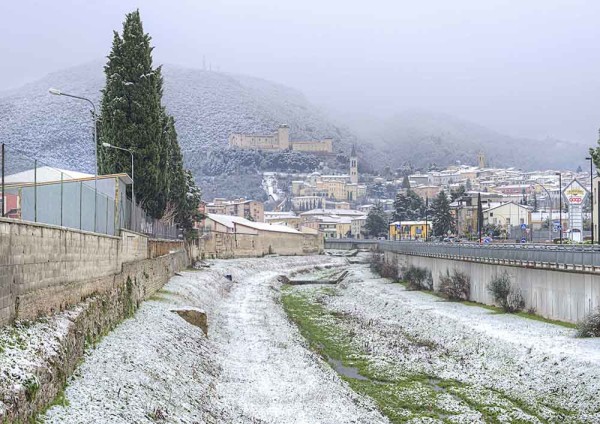 Spoleto, la foto del giorno è "La città imbiancata" di Adriano Annino