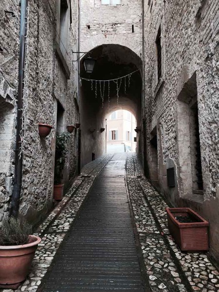 Spoleto, la foto del giorno è via Sant'Agata di Simone Mazzoni