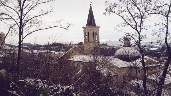 Spoleto, la foto del giorno è il Duomo innevato di Giulia Bisignani