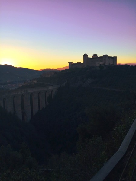 Spoleto, la foto del giorno è "La Rocca si accende" di Saverio Coletti