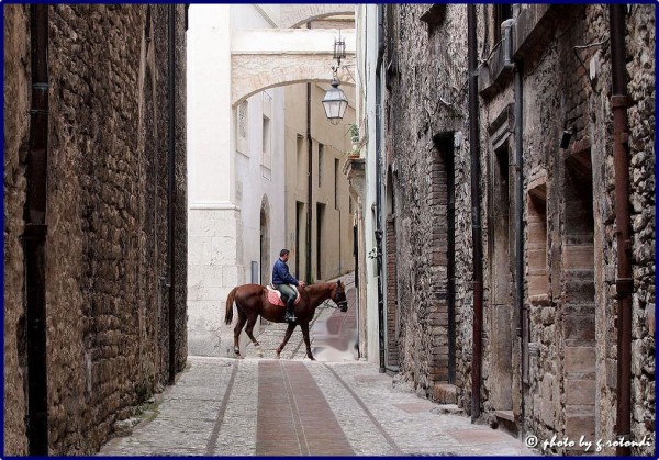 Spoleto, la foto del giorno è "Per le vie del centro" di Giustino Rotondi