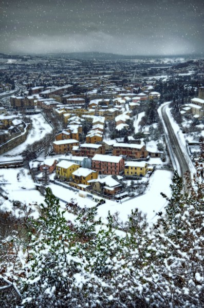 Spoleto, la foto del giorno è la città imbiancata di Piero Errera