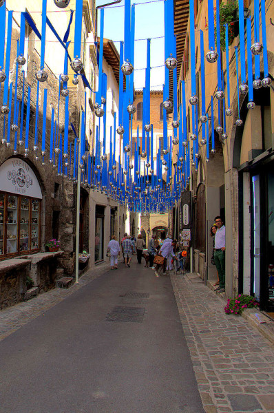 Spoleto, la foto del giorno è "via dei Duchi in festa" di Giustino Rotondi