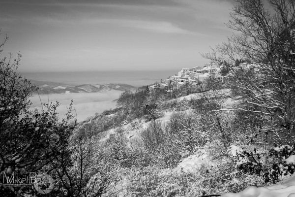 Spoleto, la foto del giorno è "Gavelli, la neve e il mare di nebbia" di Mikel Baqli