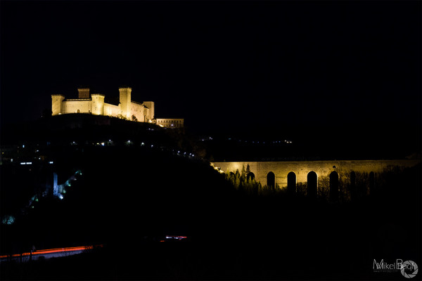 La foto del giorno è "Spoleto di notte" di Mikel Baqli