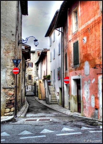 Spoleto, foto del giorno è via della Misericordia di Giustino Rotondi