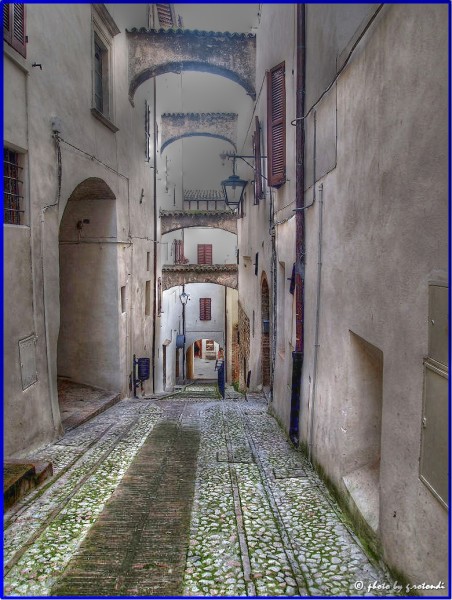 Spoleto, la foto del giorno è "via dello Sdrucciolo" di Giustino Rotondi