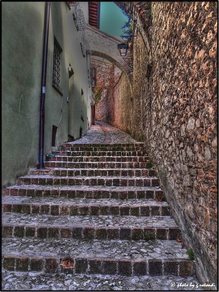 Spoleto, la foto del giorno è Vicolo Baciafemmine di Giustino Rotondi