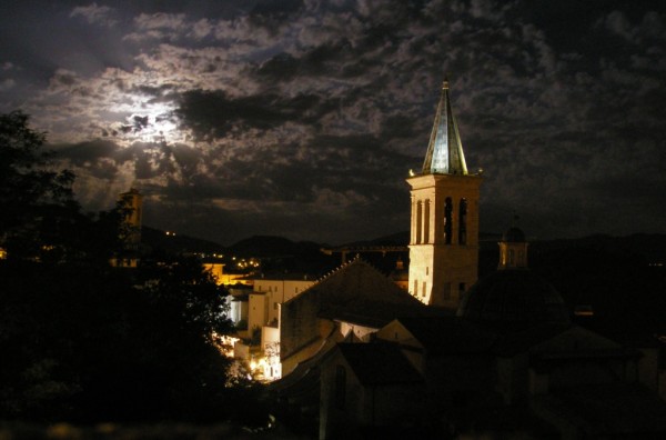 Spoleto, la foto del giorno è "Duomo di notte" di Enzo Marchese