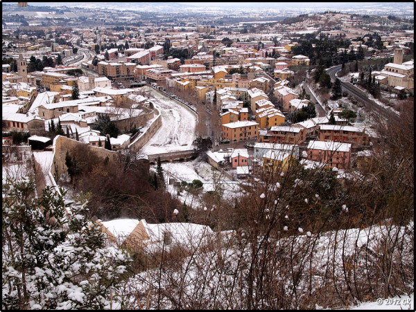 Spoleto, la foto del giorno è "Città imbiancata" di Giustino Rotondi