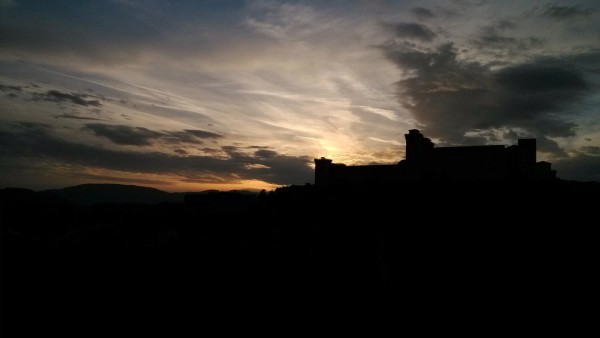 Spoleto, la foto del giorno è "Tramonto sulla Rocca" di Simone Sartini