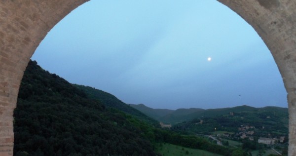 Spoleto, la foto del giorno è "Alba dal Ponte delle Torri"