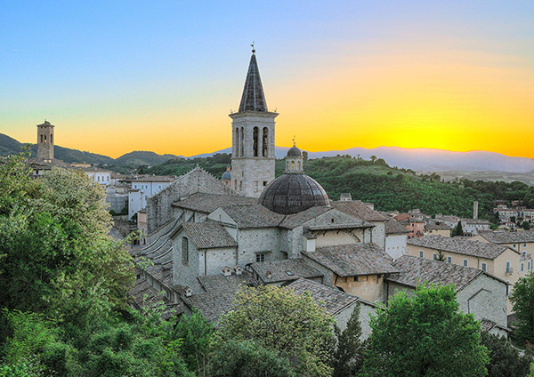 Spoleto, la foto del giorno è "Tramonto sul Duomo" di Adriano Annino