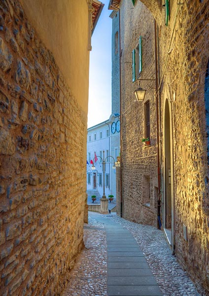 Spoleto, la foto del giorno è "Raggio di sole sul municipio" di Adriano Annino