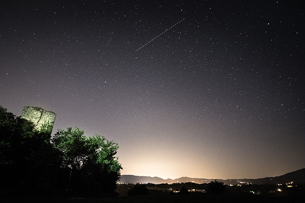 Spoleto, la foto del giorno è "Le stelle dal castello di Morgnano" di Alessandro Santi