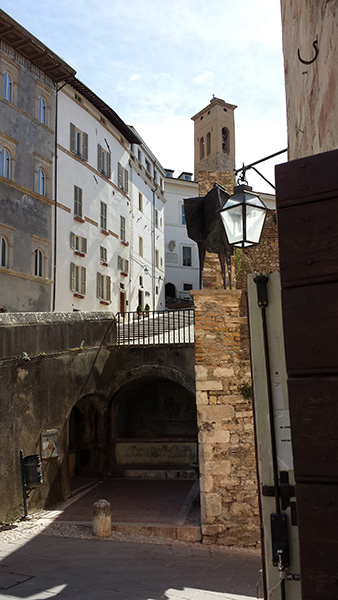 Spoleto, la foto del giorno è "Scorci di piazza Duomo" di Piera Neri