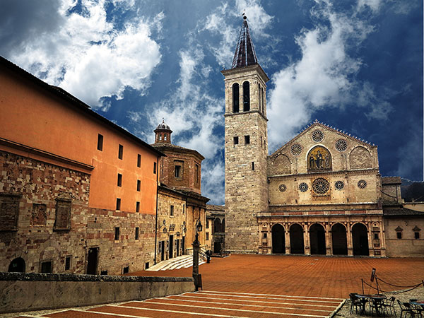 Spoleto, la foto del giorno è "Piazza Duomo" di Armando Lanoce