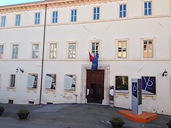 250px-Museo_Carandente,_Piazza_Collicola_-_Arti_visive_-_Spoleto