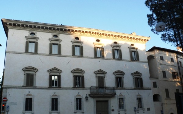 Spoleto, la foto del giorno è "Palazzo Campello" di Enzo Marchese