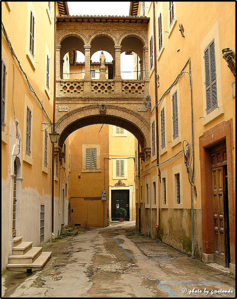 Spoleto, la foto del giorno è "Via del Seminario" di Giustino Rotondi