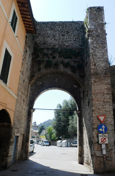 Spoleto, la foto del giorno è "La porta di Monterone" di Enzo Marchese