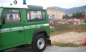 forestale-rifiuti-abbandonati-discarica