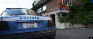 blitz di manifestanti davanti la casa dell'ex ministro Claudio Scajola