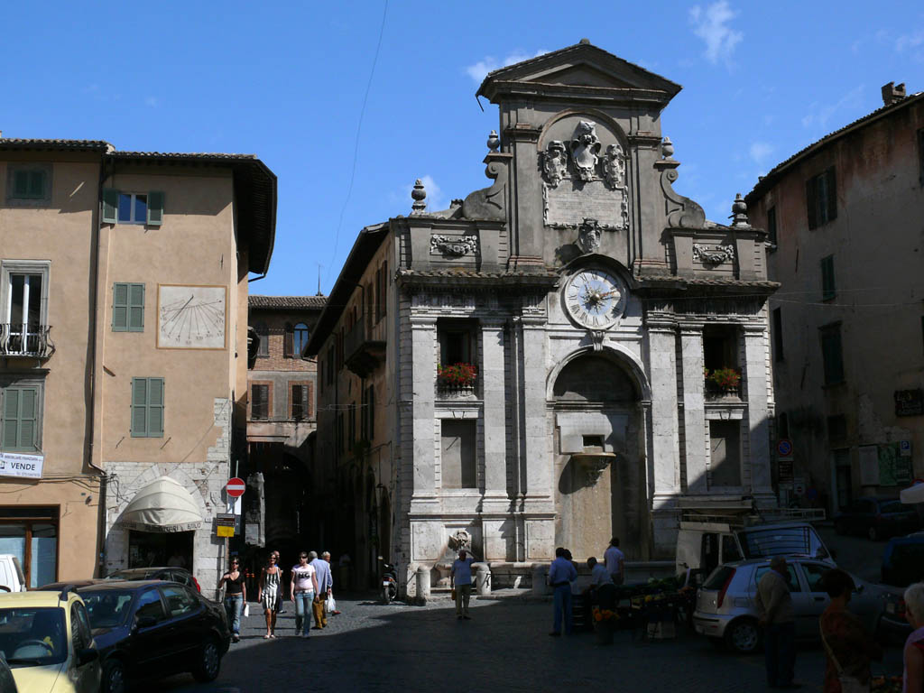 Piazza_del_Mercato,_Spoleto